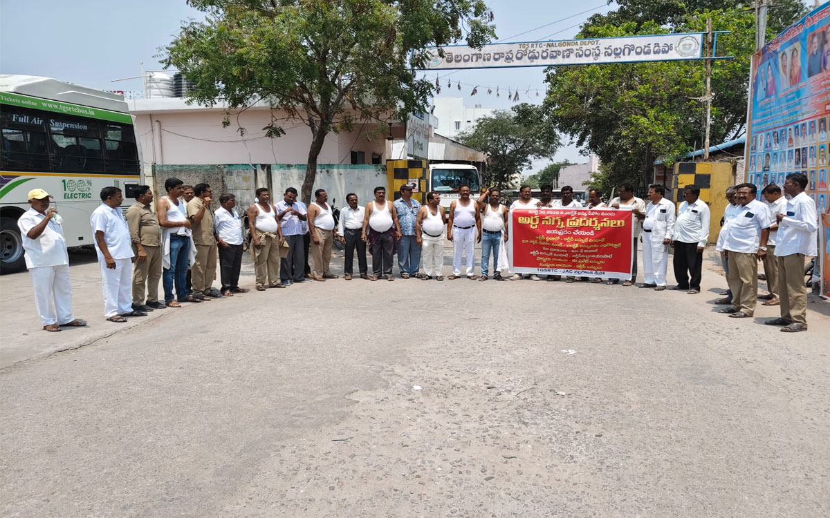 న‌ల్ల‌గొండ‌లో ఆర్టీసీ కార్మికుల అర్థ‌న‌గ్న ప్ర‌ద‌ర్శ‌న‌