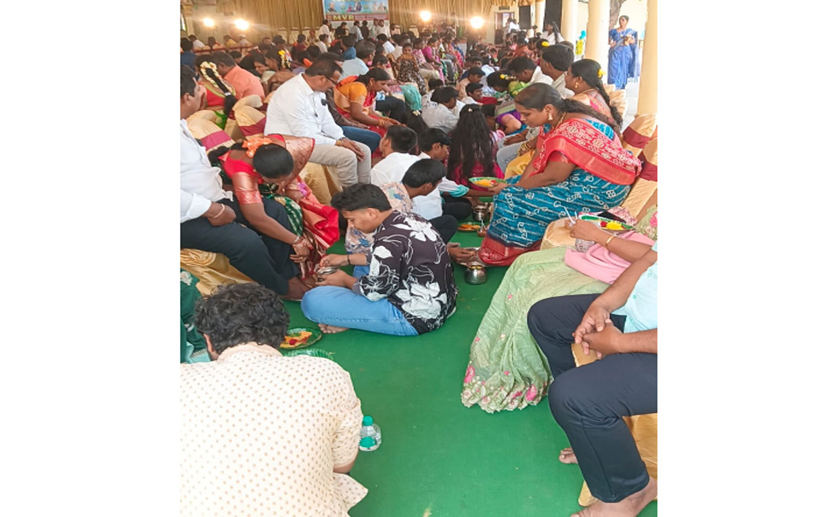 త‌ల్లిదండ్రుల‌కు విద్యార్థులు పాద‌పూజ‌