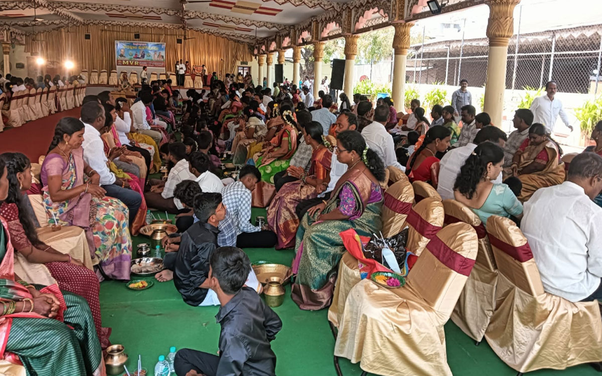 త‌ల్లిదండ్రుల‌కు విద్యార్థులు పాద‌పూజ‌