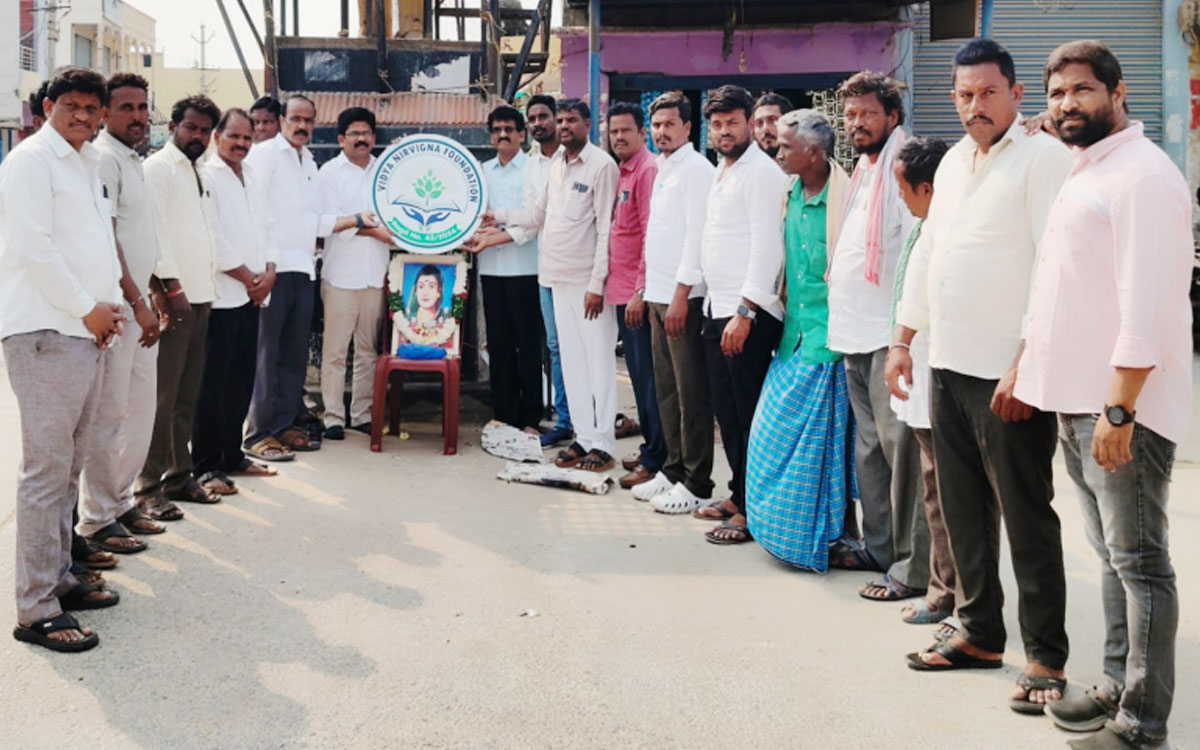 పేద విద్యార్థుల‌కు అండ‌గా ‘విద్యా నిర్విఘ్న ఫౌండేషన్’