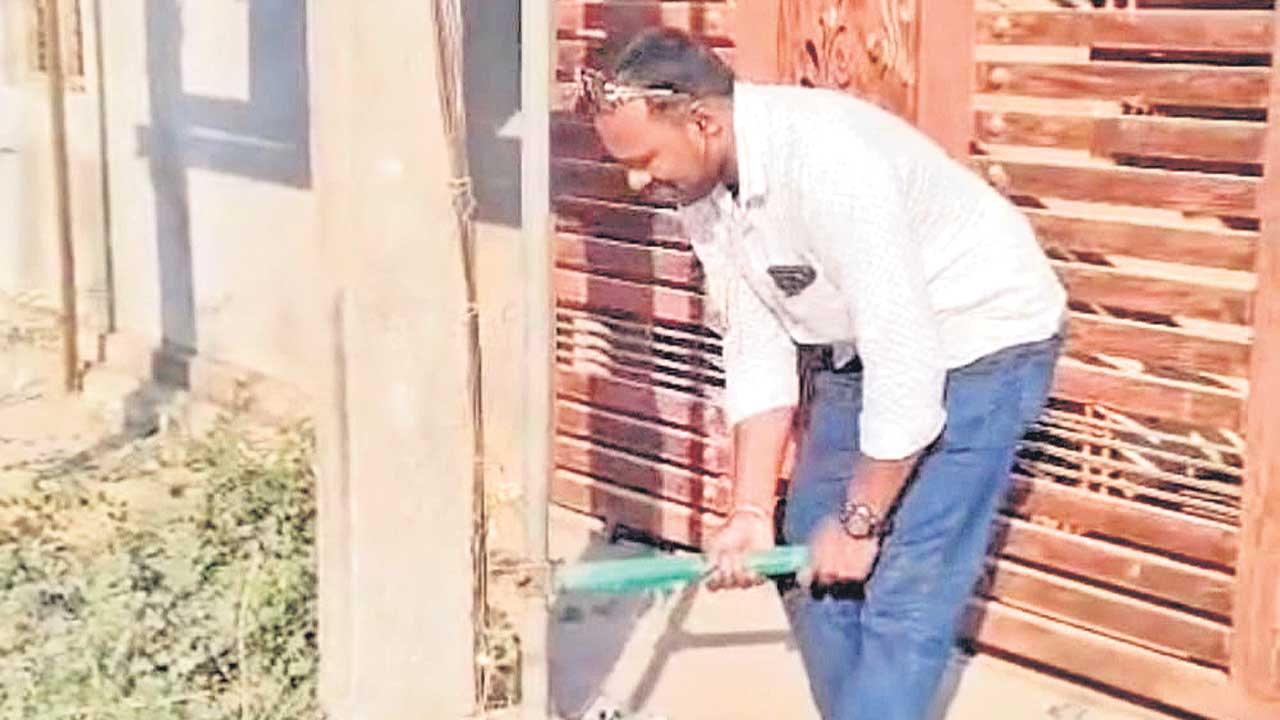 సిరిసిల్ల నేతన్నలపై కక్ష