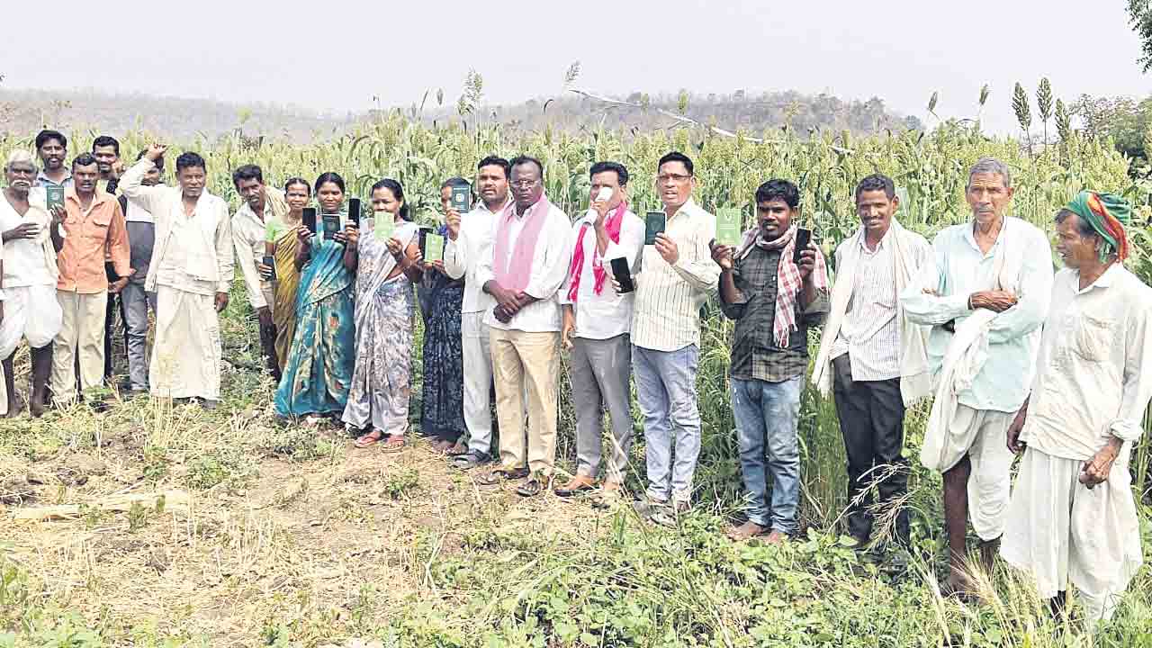 ఫోన్‌ మెసేజ్‌ రాలేదు.. ఖాతాలో జమ కాలేదు.. పాస్‌బుక్‌, సెల్‌ఫోన్‌తో చేనులో రైతుల నిరసన