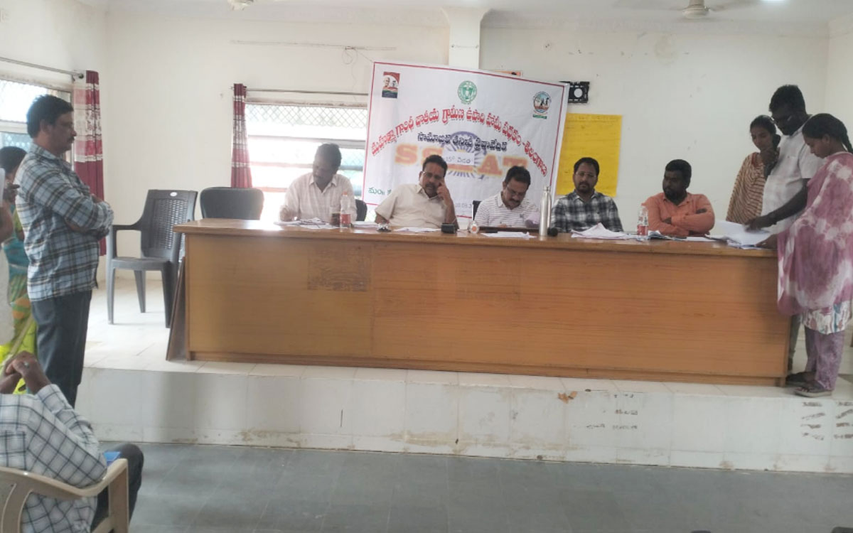 ‘కూలీలకు పనులు కల్పించడంలో అధికారులు చొరవ చూపాలి’