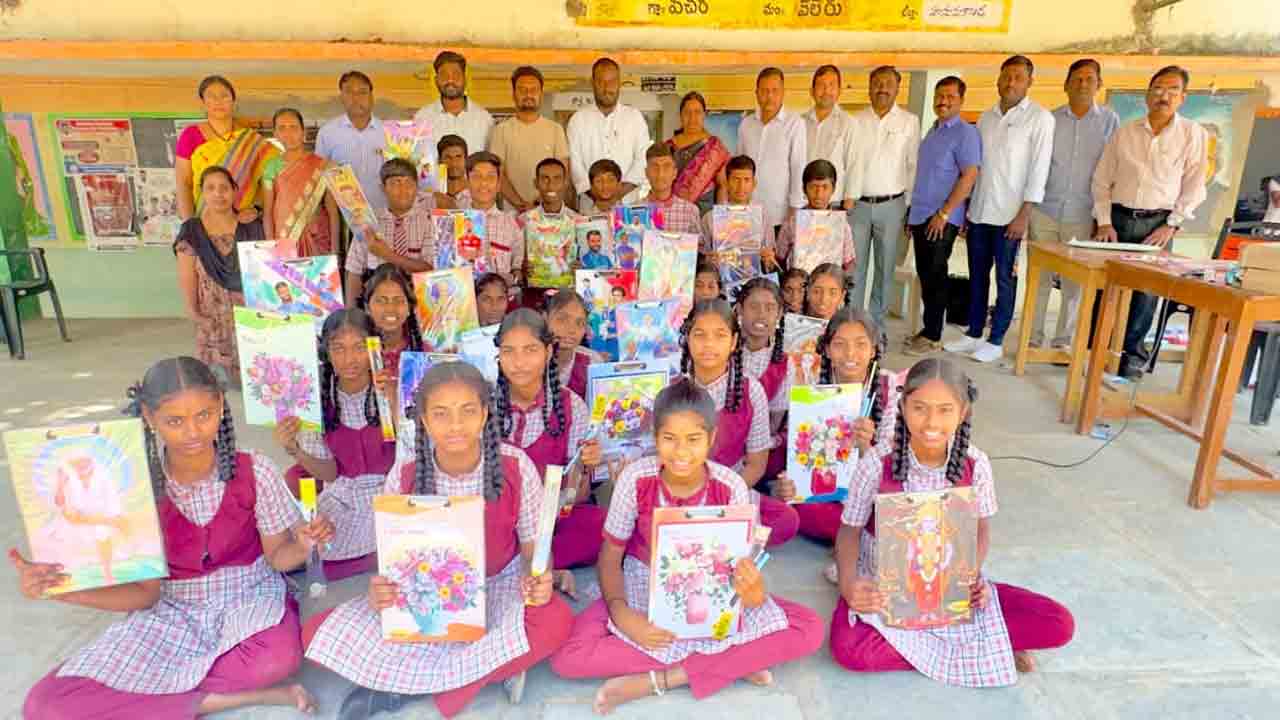 Veleru | పదవ తరగతి విద్యార్థులకు పరీక్ష ప్యాడ్స్ పంపిణీ