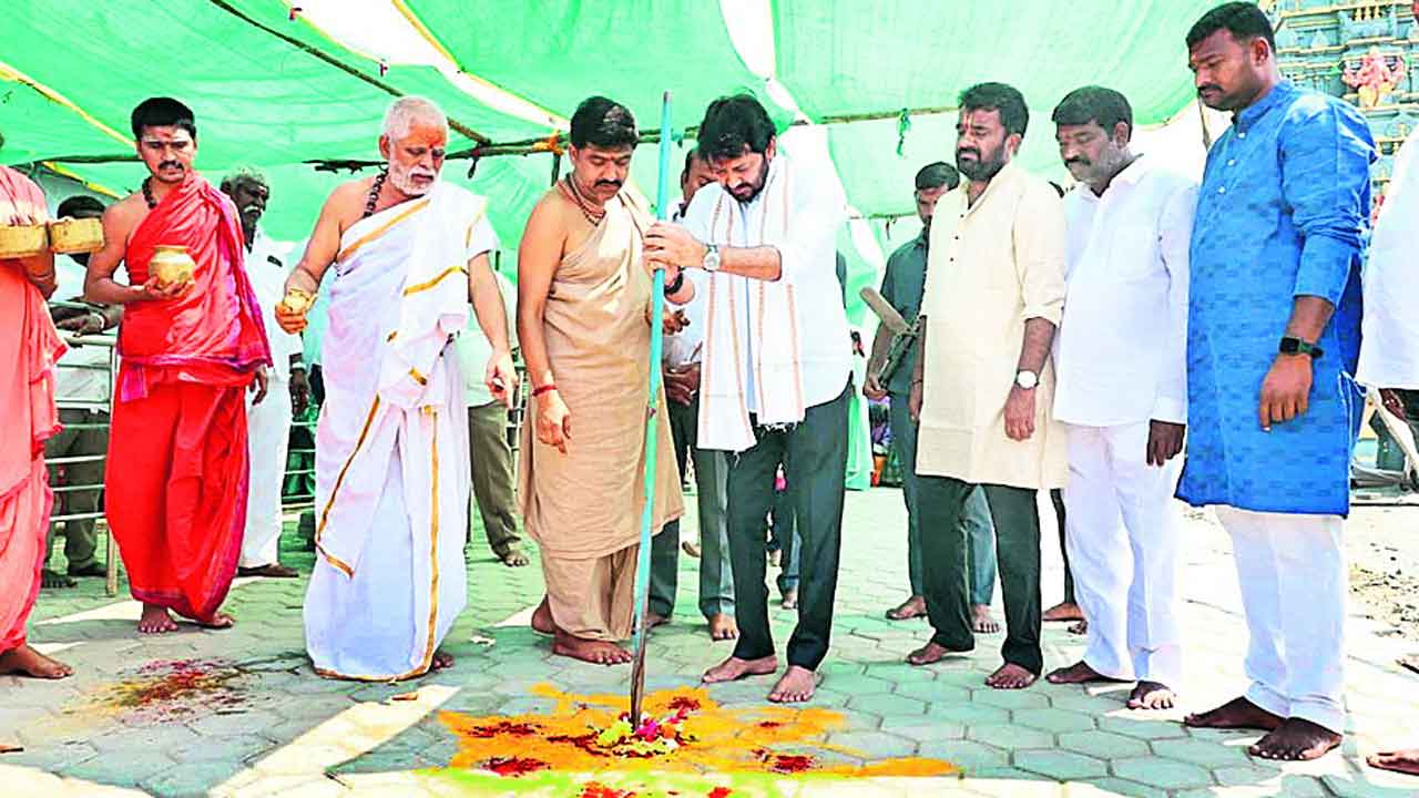 భద్రకాళీ ఆలయంలో జర్మన్‌ పెండల్స్‌