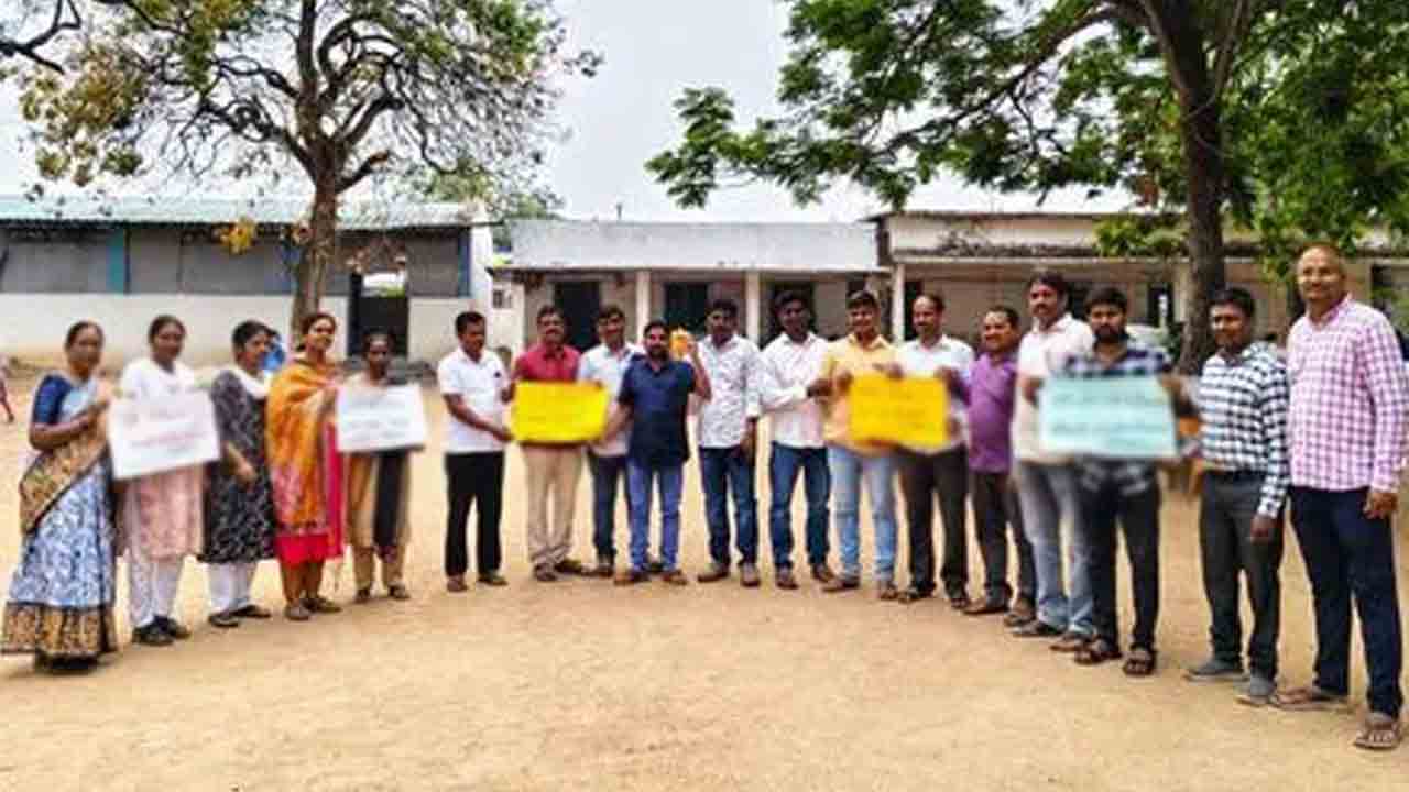 పెండింగ్‌ డీఏలను చెల్లించండి.. ఎస్సీ గురుకుల ఉపాధ్యాయుల డిమాండ్‌