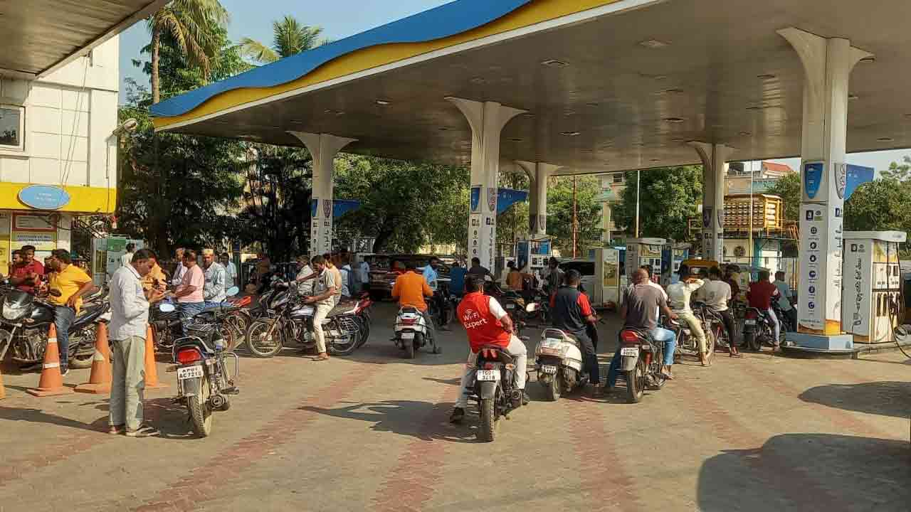 Petrol | పెట్రోల్ బంకులకు క్యూ కట్టిన వాహనదారులు.. ఇంధన నిల్వలపై పెట్రోలియం డీలర్స్ అసోసియేషన్