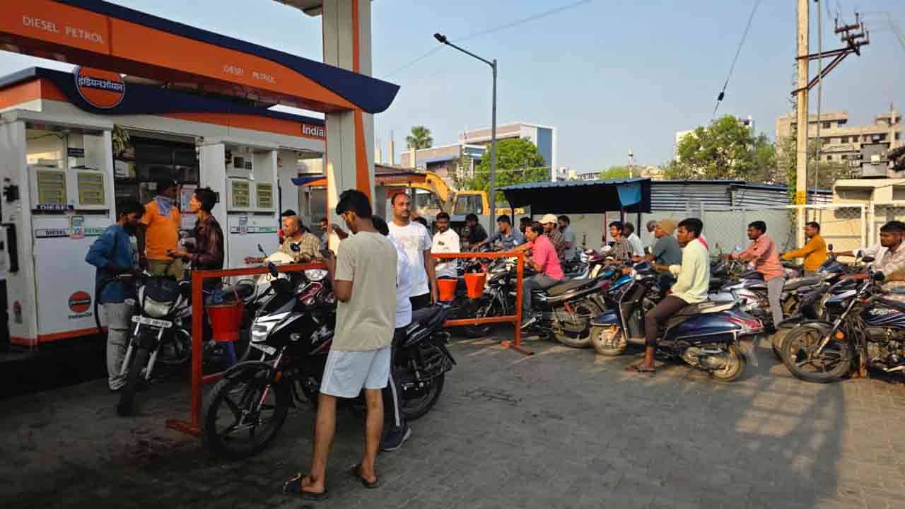 Petrol Bunk | పెట్రోల్, డీజిల్ దొరకదని భయం.. బంకుల వద్దకు క్యూ కడుతున్న జనం