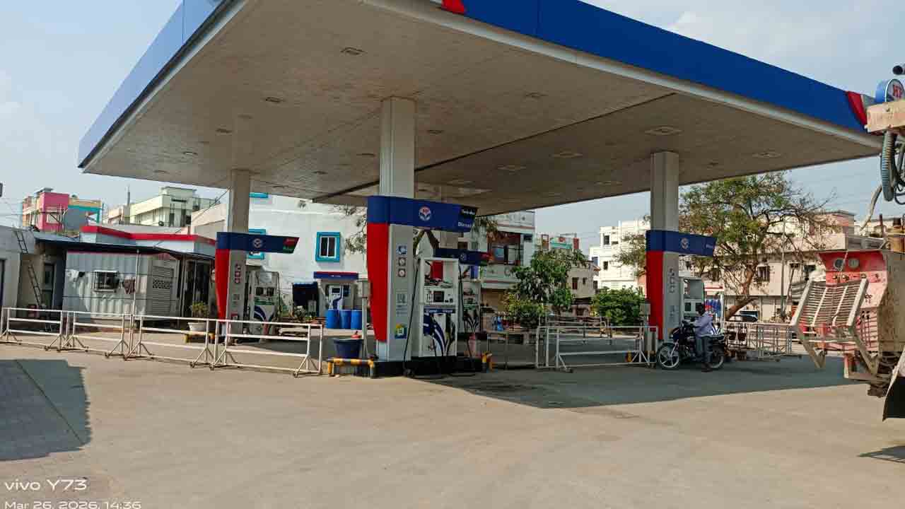 Petrol Bunks | అప్పటిదాకా నడిచిన పెట్రోల్‌ బంకుల్లో సడెన్‌గా ‘నో స్టాక్‌ బోర్డు’లు