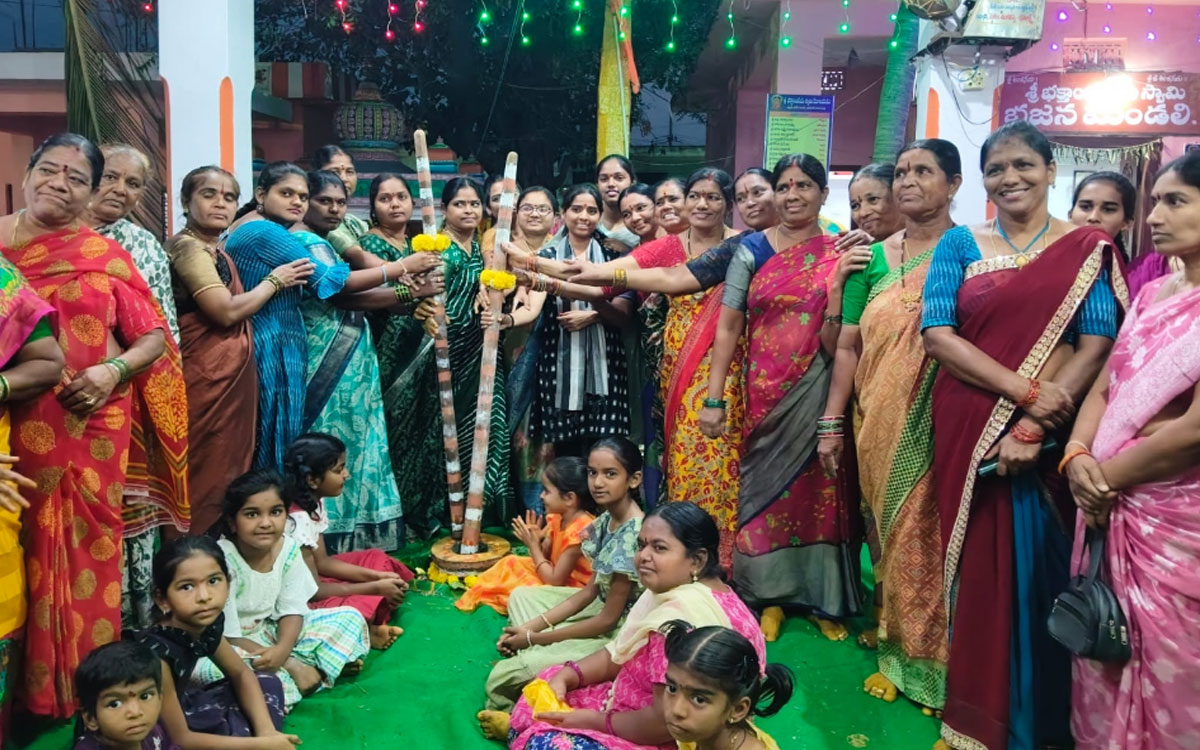 శ్రీ‌రామ కల్యాణ మహోత్సవానికి మహిళలకు గోరింటాకు