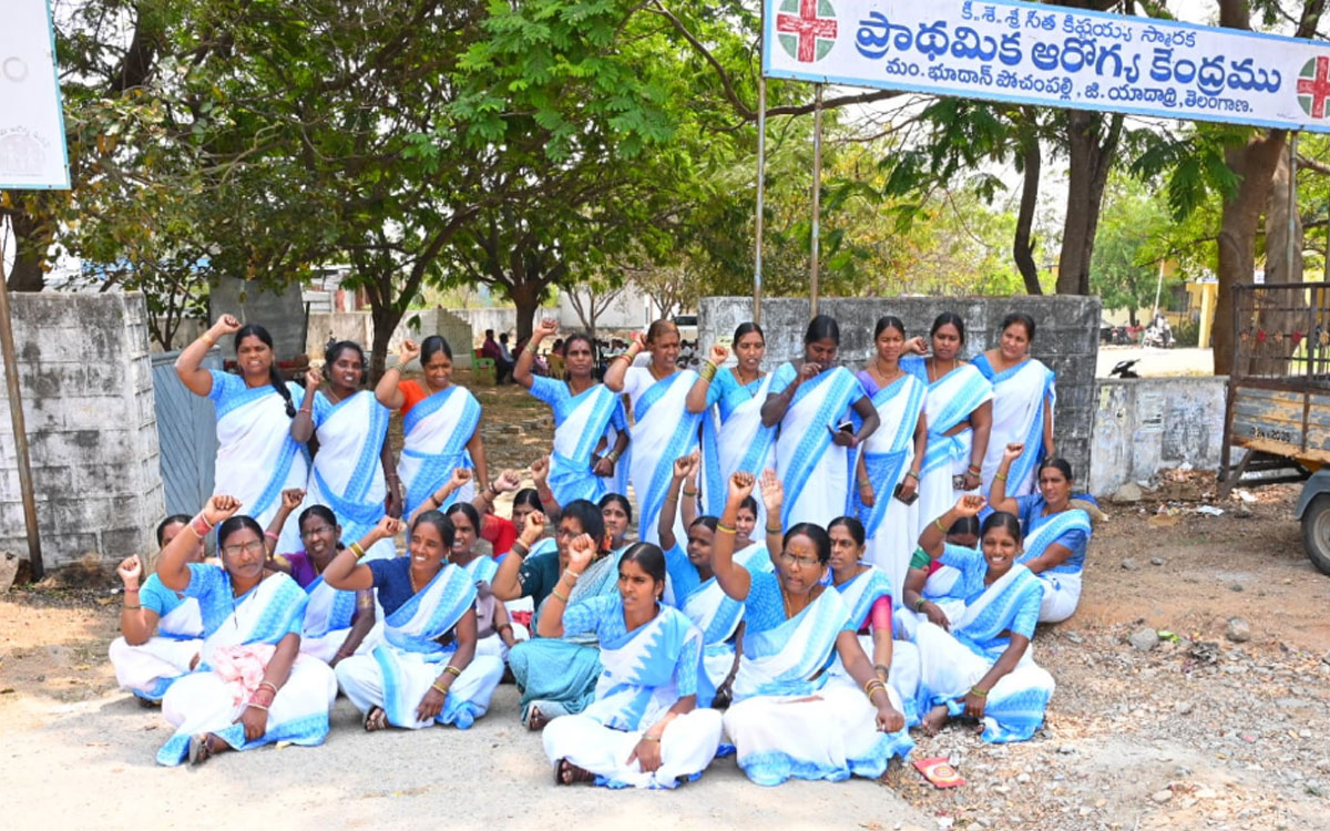 వేతనాలు చెల్లించాలని ఆశా కార్యకర్తలు ధర్నా