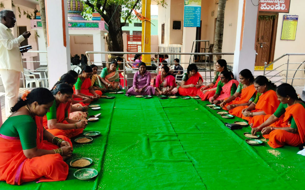గోటి తలంబ్రాలులో పుండరీక భక్త సేవా సమాజం సేవకులు
