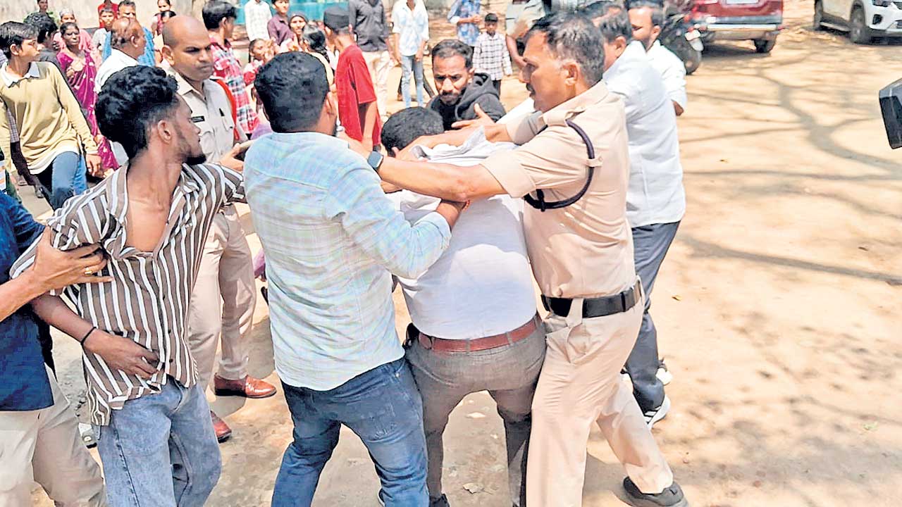 కీచక గురువుకు దేహశుద్ధి