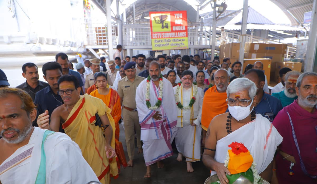 Minister Ponnam Prabhakar | భీమేశ్వరుడి సేవలో మంత్రి పొన్నం… పూర్ణకుంభ స్వాగతం పలికిన అర్చకులు