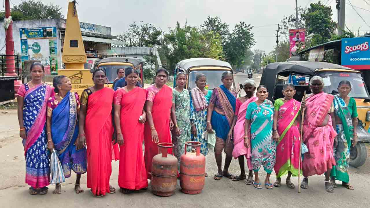 Gas prices | గ్యాస్ ధరలను తగ్గించాలని పీవోడబ్ల్యూ ఆధ్వర్యంలో నిరసన