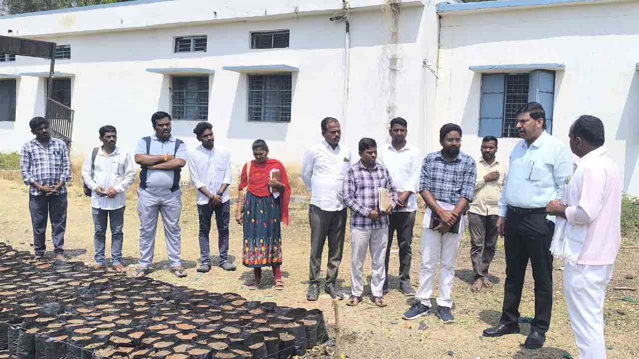 Pragathi Palana | ప్రజా పాలన-ప్రగతి ప్రణాళిక ఉద్దేశమే పరిశుభ్రత కదా.. అధికారులతో అడిషనల్ కలెక్టర్ వెంకటేశ్వర్లు