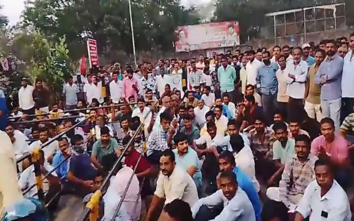 కాంట్రాక్టు కార్మిక సంఘాల దీక్షా శిబిరం భగ్నం