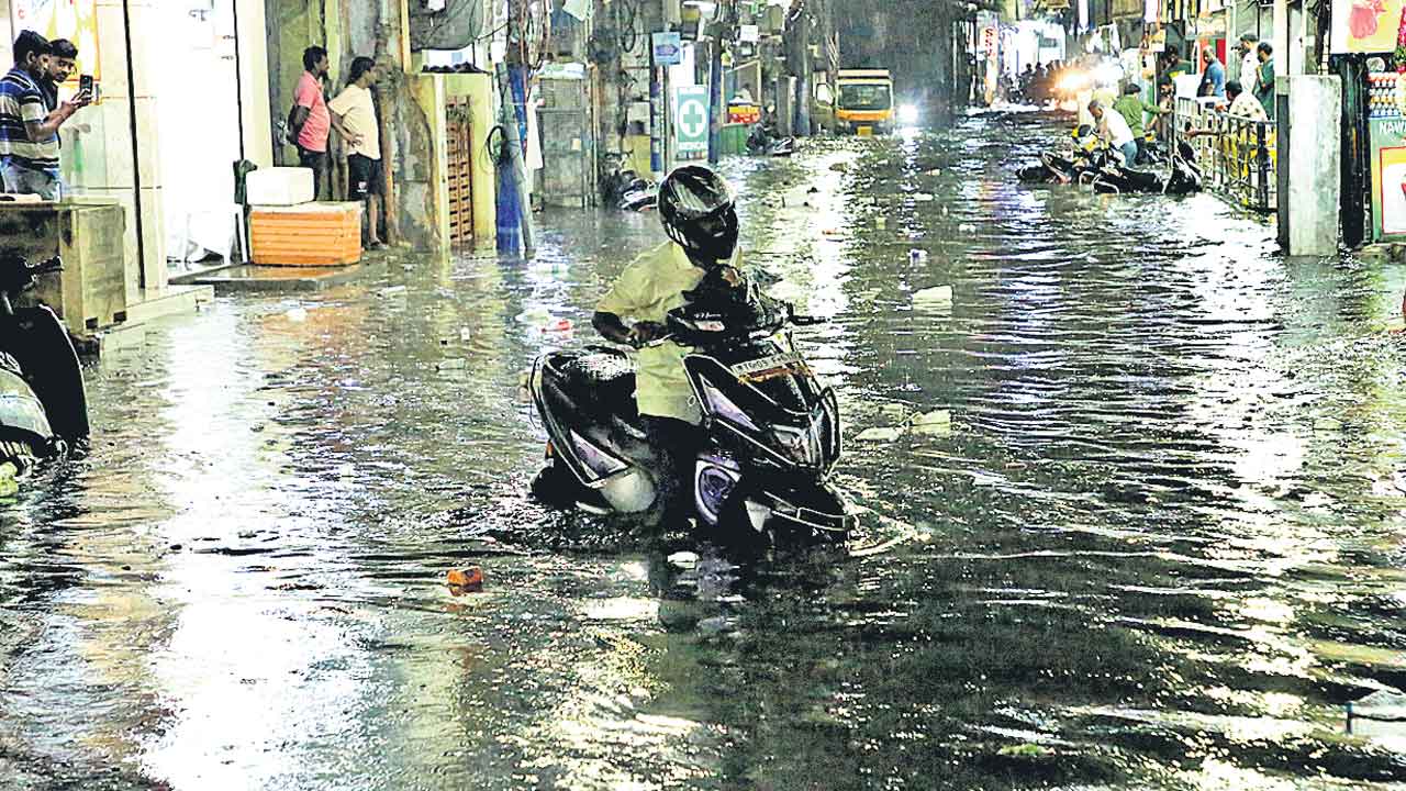 వర్షం పడింది.. కరెంటు పోయింది