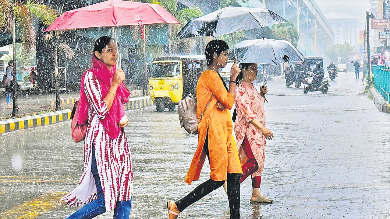 ద్రోణి ఎఫెక్ట్‌.. వర్ష సూచన