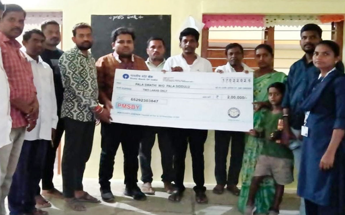 గీత కార్మికుడి కుటుంబానికి పీఎంఎస్‌బీవై చెక్కు అందజేత