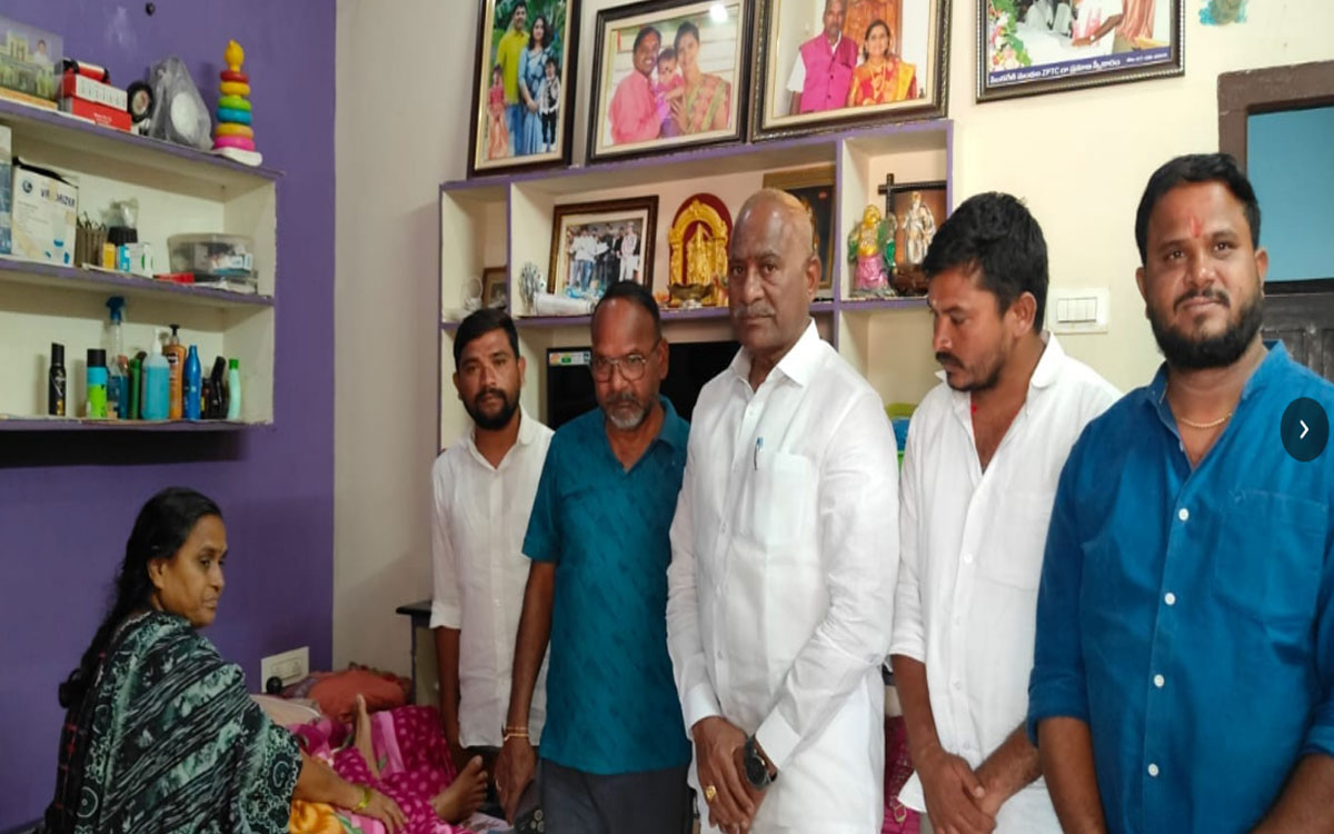 పలు కుటుంబాలకు మాజీ ఎమ్మెల్యే రాములు నాయక్ పరామర్శ