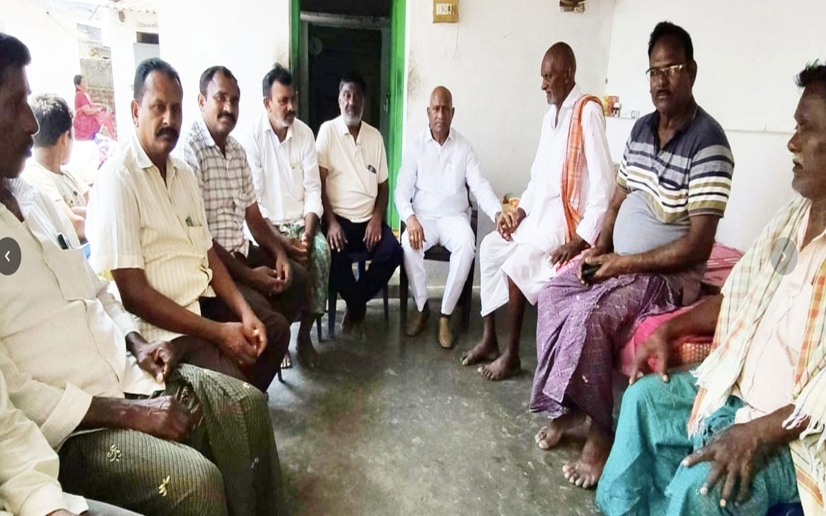 పలు కుటుంబాలకు మాజీ ఎమ్మెల్యే రాములు నాయక్ పరామర్శ