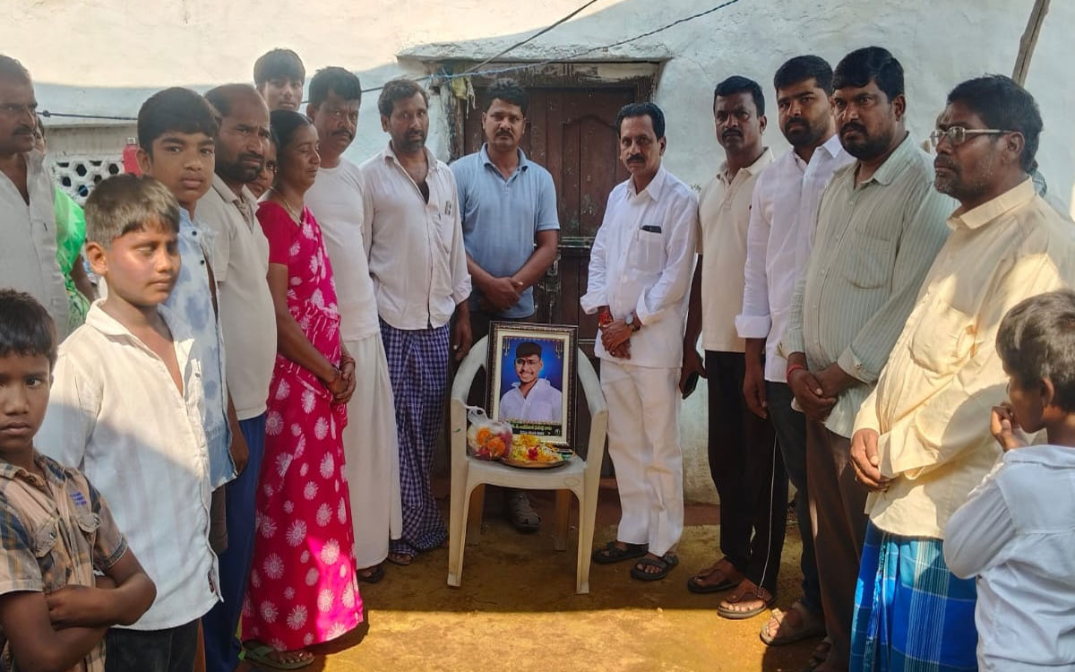 అరెకంటి విజయ్‌కు మాజీ ఎమ్మెల్యే రవీంద్ర కుమార్ ప‌రామ‌ర్శ‌