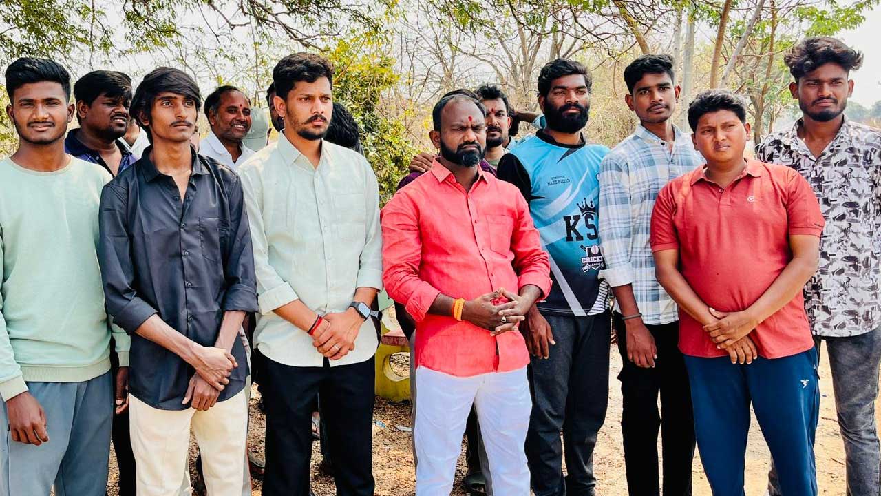 Rayapol | రోడ్డు పనులు ప్రారంభించాలంటూ యువకుల ధర్నా