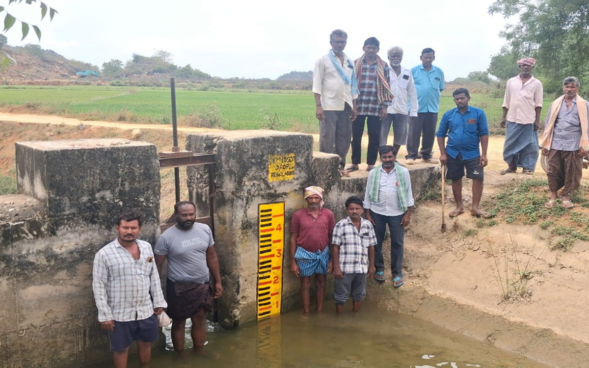 సాగునీరందించి పంట పొలాల‌ను కాపాడాల‌ని రైతుల నిర‌స‌న‌