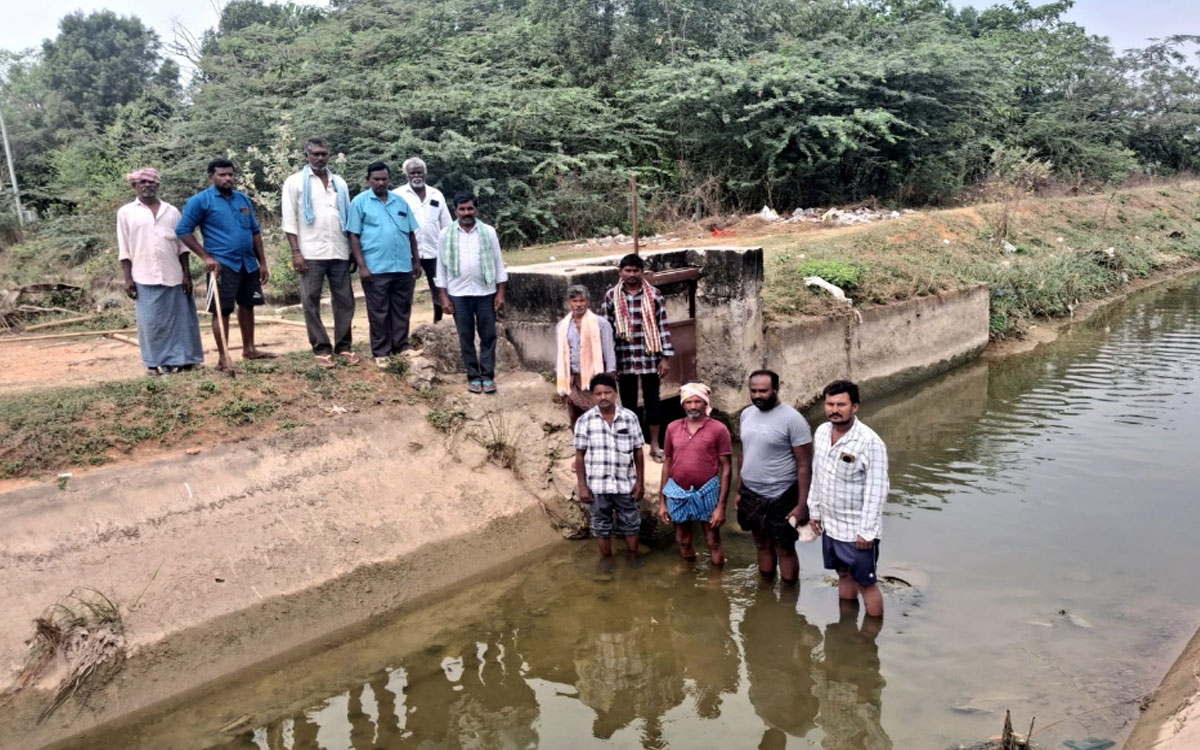 సాగునీరందించి పంట పొలాల‌ను కాపాడాల‌ని రైతుల నిర‌స‌న‌