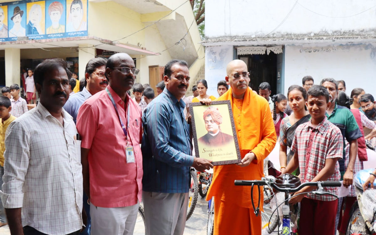 విద్యార్థులు ఉన్న‌త చ‌దువులు చ‌దివి దేశాభివృద్ధికి పాటుప‌డాలి : స్వామి బోధమయానంద జీ