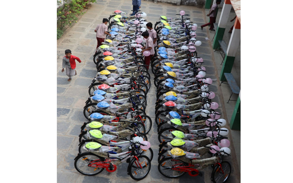 విద్యార్థులు ఉన్న‌త చ‌దువులు చ‌దివి దేశాభివృద్ధికి పాటుప‌డాలి : స్వామి బోధమయానంద జీ