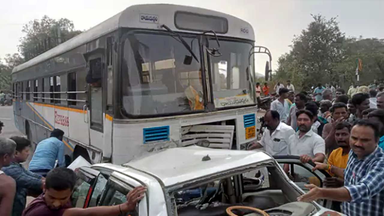 Road Accident | ఆర్టీసీ బస్సు ఢీకొనడంతో నుజ్జునుజ్జయిన కారు.. ఇద్దరు అన్నలు సహా చెల్లెలు మృతి