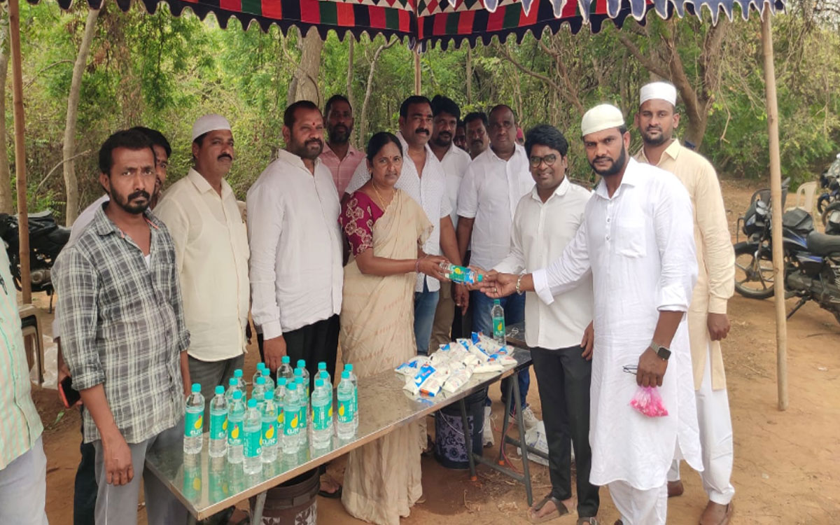 ముస్లింల‌కు మజ్జిగ, మంచినీరు, పుచ్చకాయలు పంపిణీ