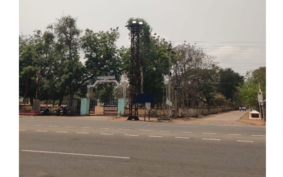 4 ఇన్‌క్లైన్‌లో హైమాస్ట్‌ లైట్లు బంద్ చేసే వారే లేరా?