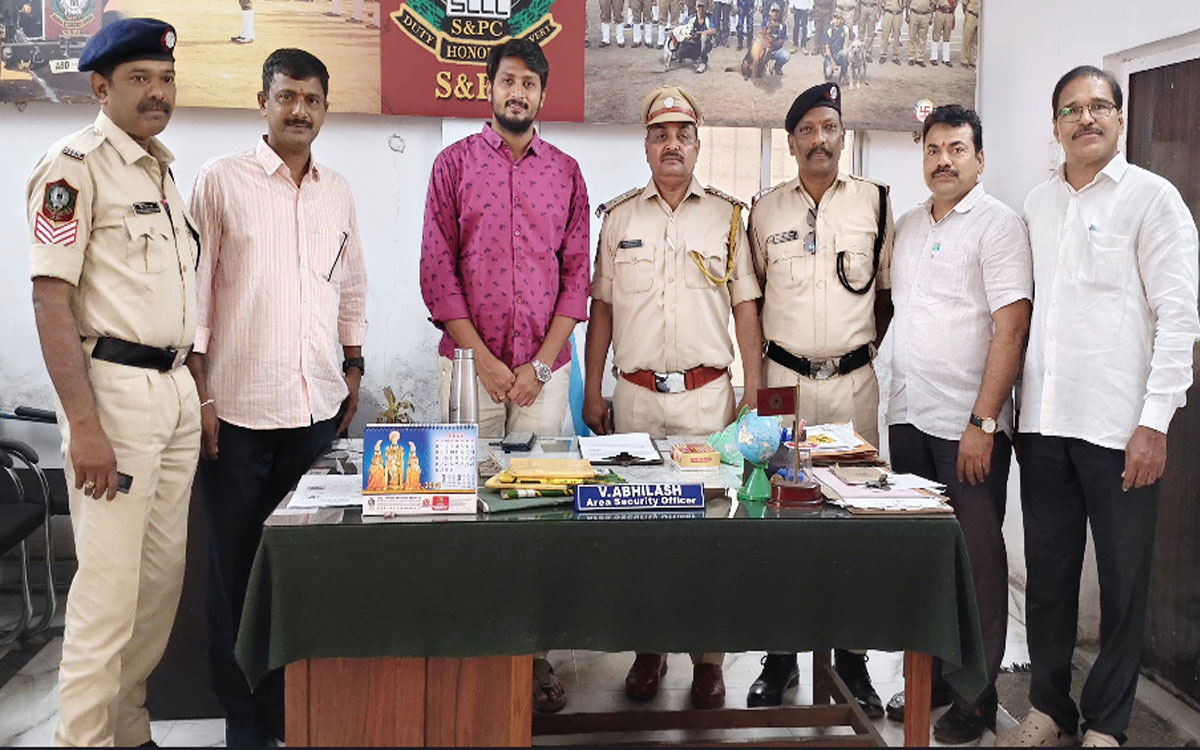 కొత్తగూడెం ఏరియాలో కొత్త జూనియర్ ఇన్‌స్పెక్ట‌ర్ల బాధ్యతలు స్వీకారం