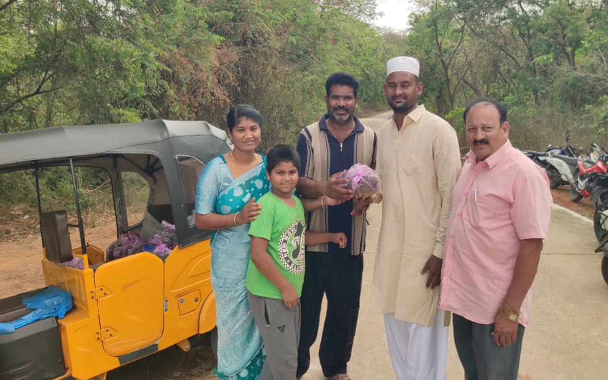 ముస్లింల‌కు మజ్జిగ, మంచినీరు, పుచ్చకాయలు పంపిణీ