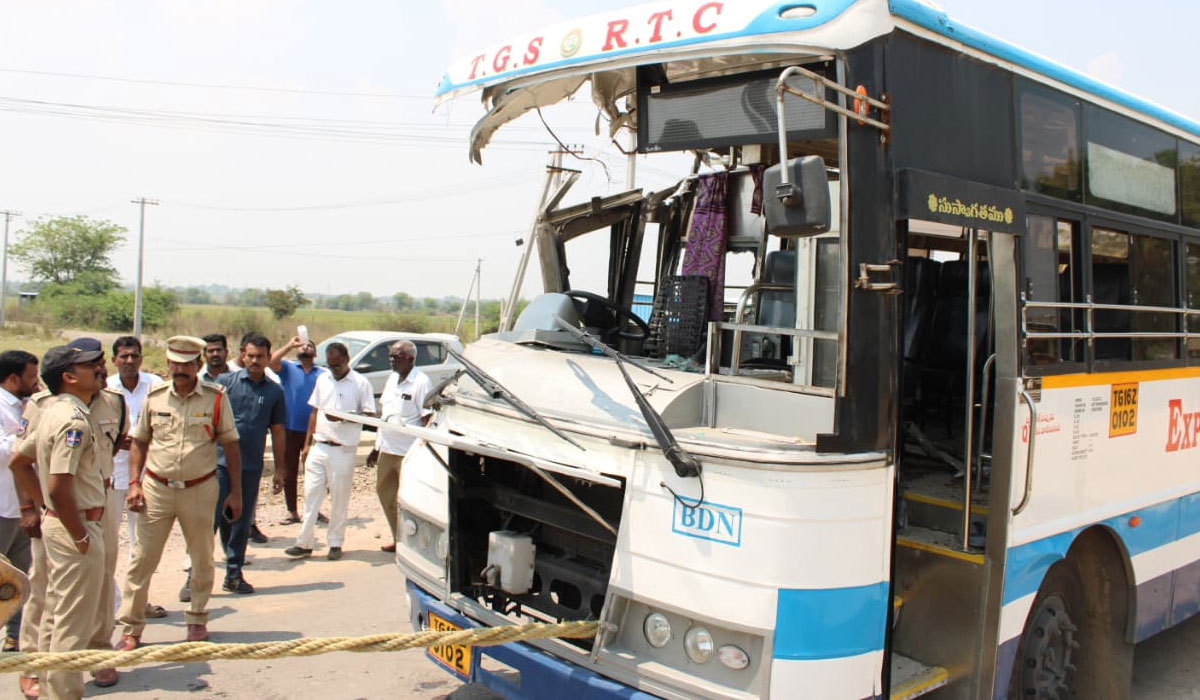 Nizamabad CP Sai Chaitanya | రోడ్డు ప్రమాద సంఘటన స్థలాన్ని పర్యవేక్షించిన నిజామాబాద్‌ సీపీ సాయి చైతన్య