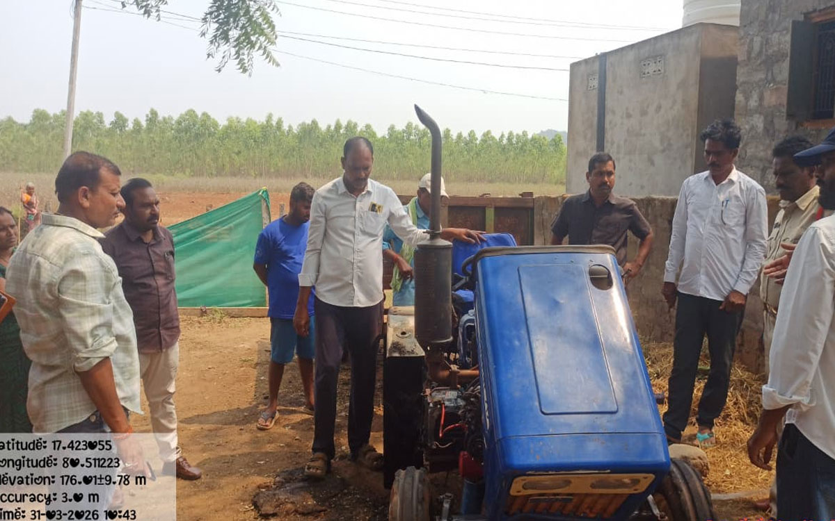 సాయిరాం తండాలో దుండగుల ఘాతుకం.. గ్రామ పంచాయతీ ట్రాక్టర్‌కు నిప్పు!