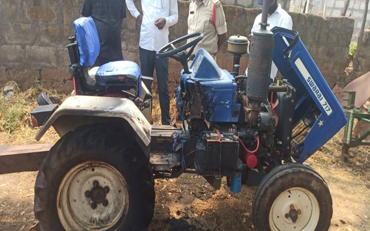 సాయిరాం తండాలో దుండగుల ఘాతుకం.. గ్రామ పంచాయతీ ట్రాక్టర్‌కు నిప్పు!