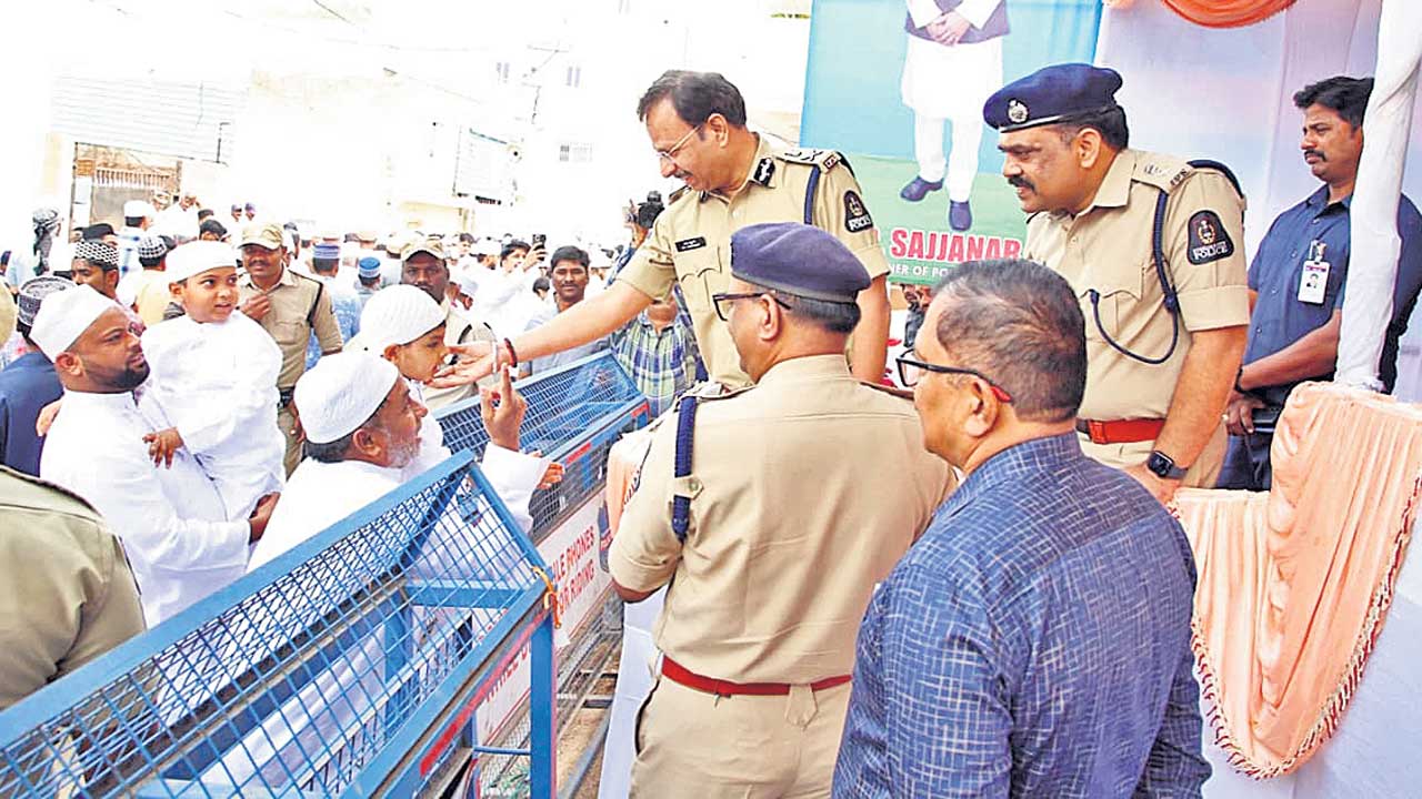 ప్రశాంతంగా రంజాన్‌ వేడుకలు