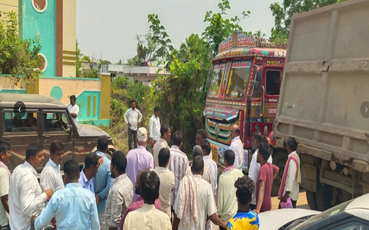 బూర్గంపహాడ్‌లో ఇసుక లారీల‌ అడ్డగింత