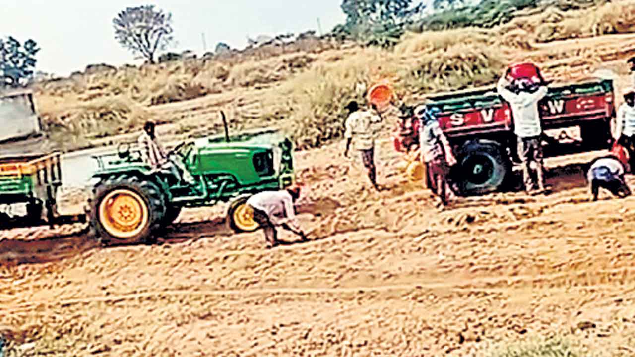 నేషనల్‌ హైవే పేరిట జోరుగా ఇసుక దందా !