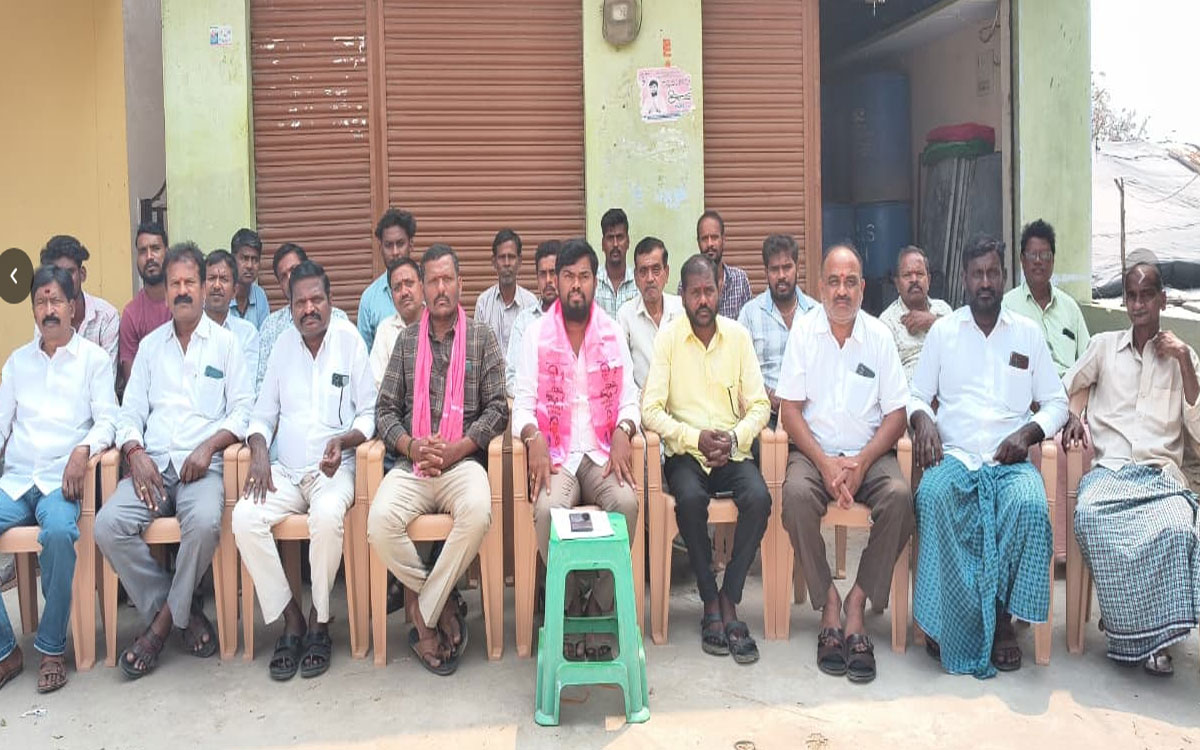 329 ఇండ్లను నిషేధిత జాబితా నుండి తొలగించాలి : సర్పంచ్ పల్లె సంతోష్ గౌడ్