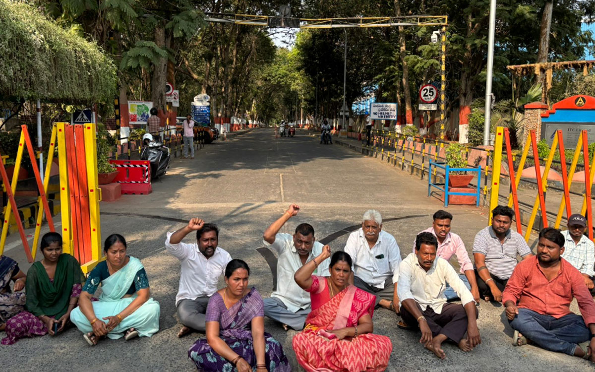 గిరిజన మ‌హిళా సర్పంచ్‌కు అవమానం