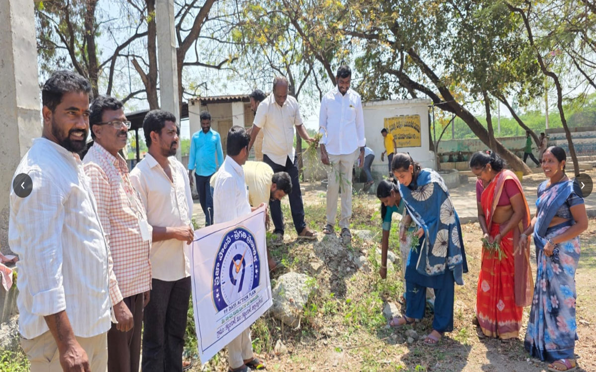 పాఠశాల పరిసరాలను పరిశుభ్రంగా ఉంచాలి : సర్పంచ్ శ్యామల
