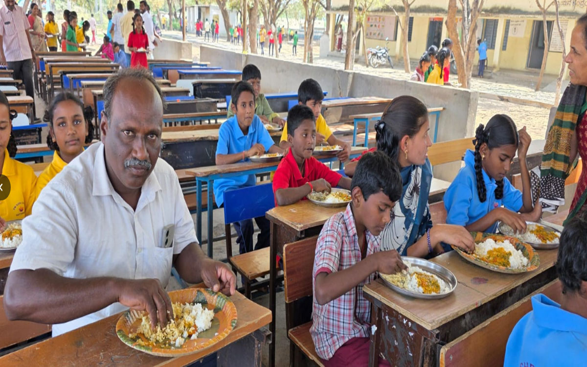 పాఠశాల పరిసరాలను పరిశుభ్రంగా ఉంచాలి : సర్పంచ్ శ్యామల