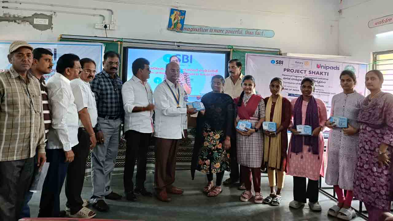 Khila warangal | బాలికలకు రీయూజబుల్ సానిటరీ కిట్స్ పంపిణీ
