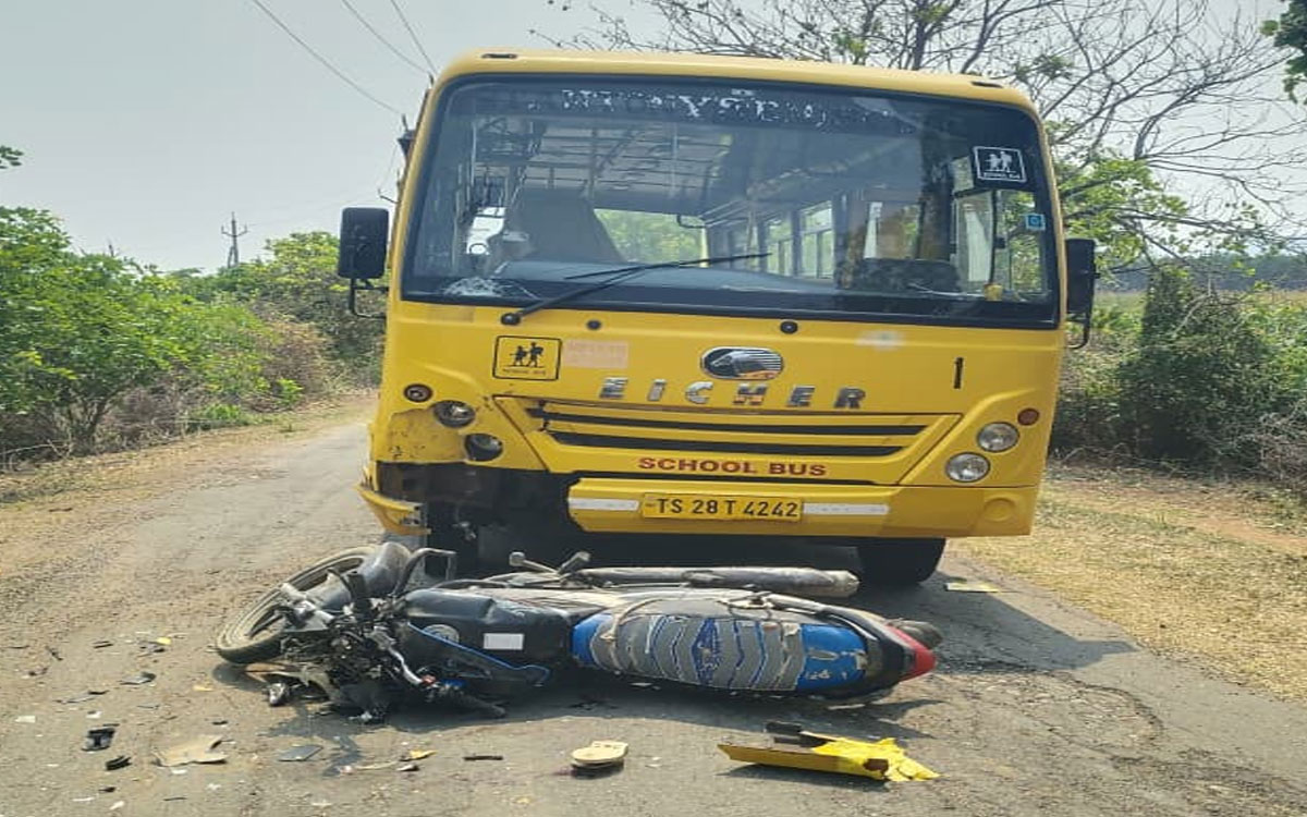 స్కూల్ బస్సు – బైక్ ఢీ : ఇద్దరు యువకులకు తీవ్ర గాయాలు