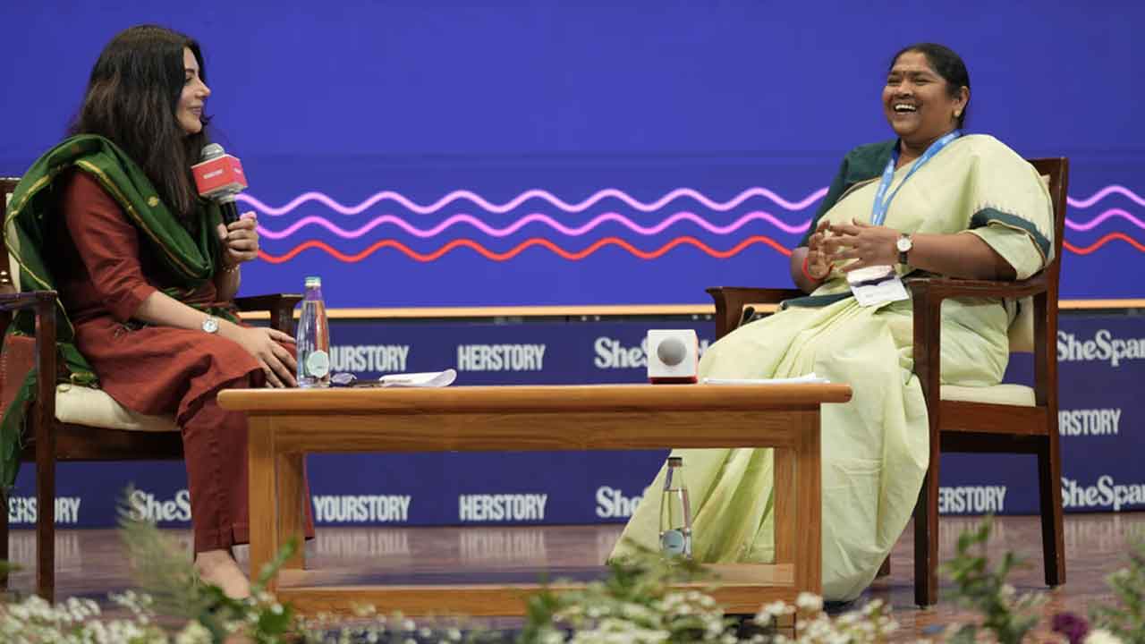 మహిళలు మార్పునకు నాయకత్వం వహించాలి : సీతక్క